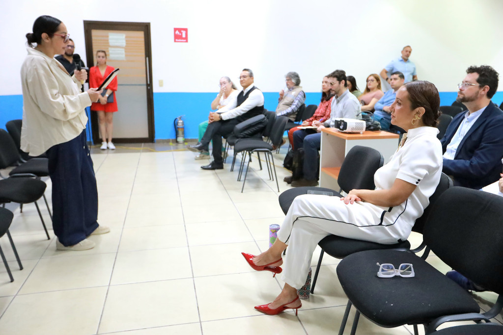 Directora Diana Vargas expone ante las y los asistentes al conversatorio